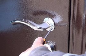 Замена дверной ручки металлической двери в Ржеве