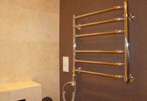 Установка электрического полотенцесушителя в ванной в Ржеве